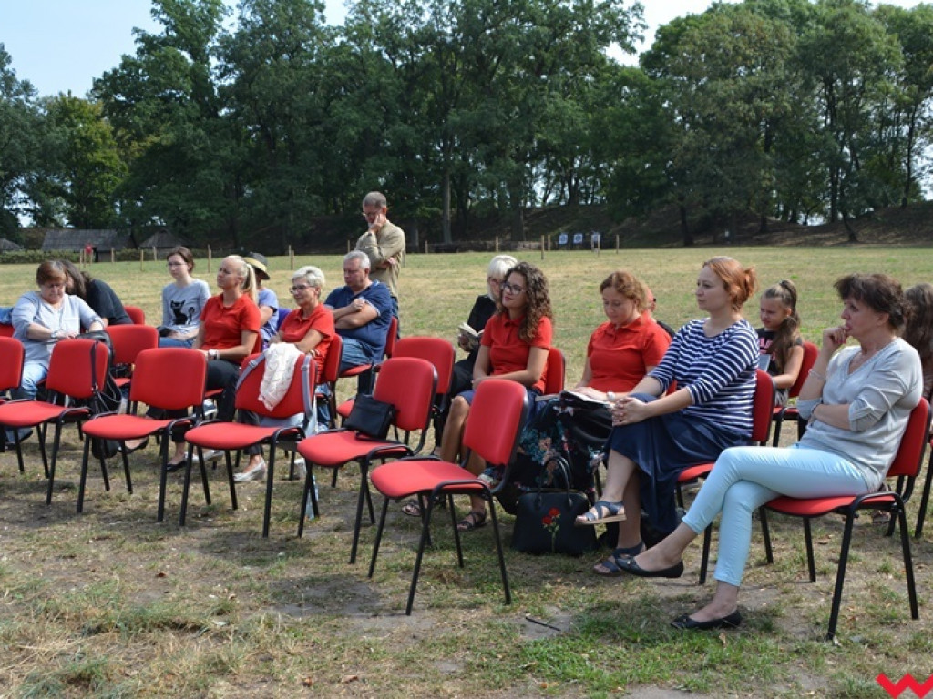 Lektury najlepiej smakują przy domowym cieście i świeżej kawie. Narodowe Czytanie na grodzisku