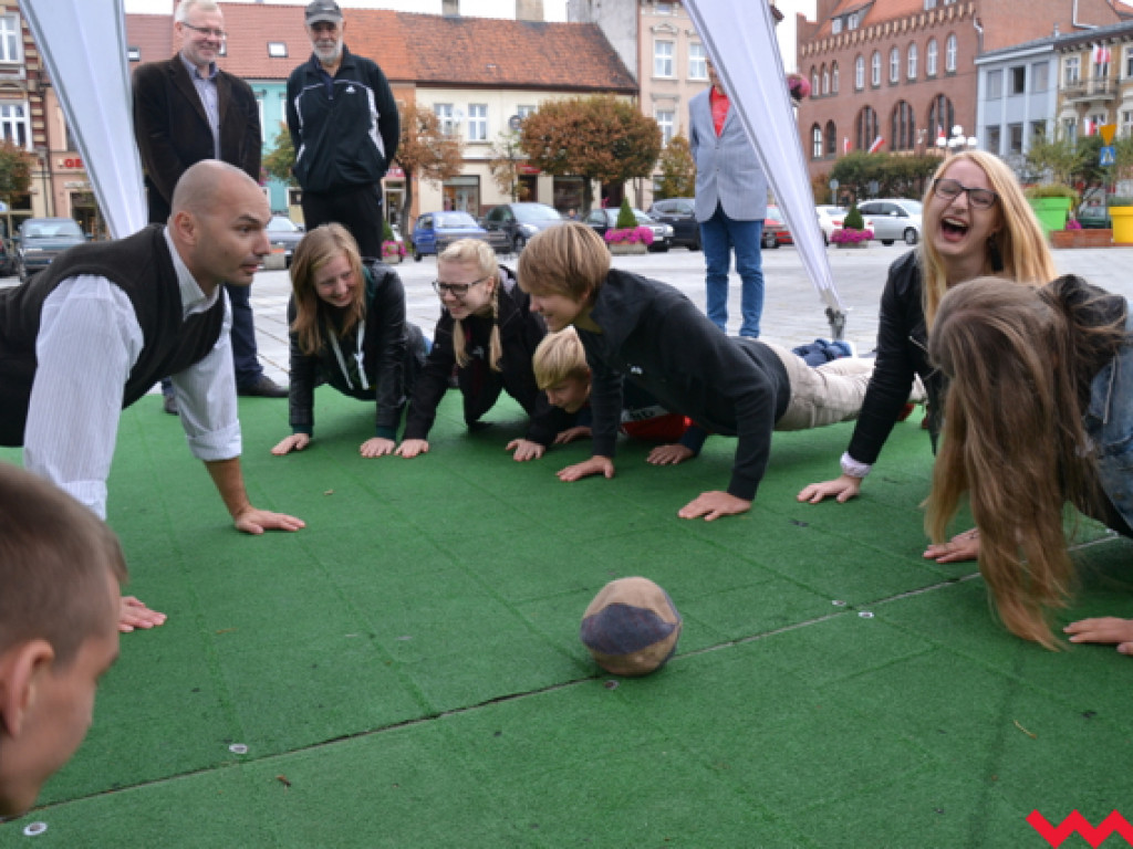 Plenerowe lekcje historii z pompkami, musztrą i obieraniem ziemniaków
