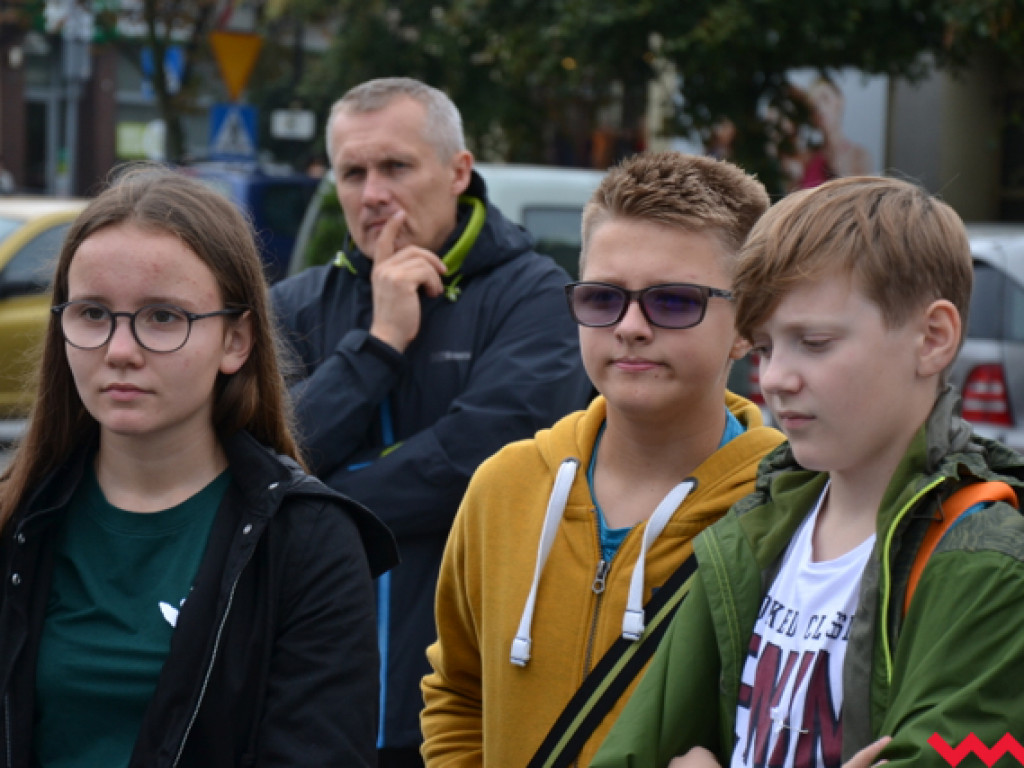Plenerowe lekcje historii z pompkami, musztrą i obieraniem ziemniaków