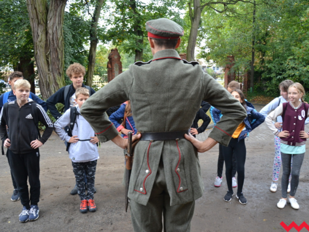 Plenerowe lekcje historii z pompkami, musztrą i obieraniem ziemniaków