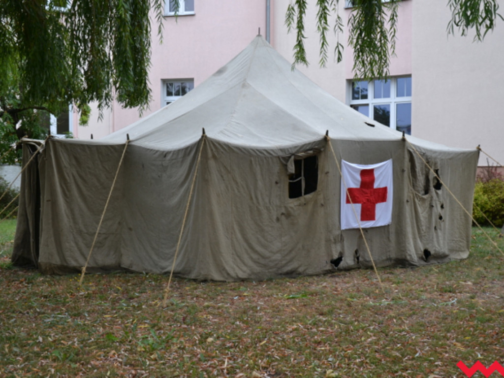 Plenerowe lekcje historii z pompkami, musztrą i obieraniem ziemniaków