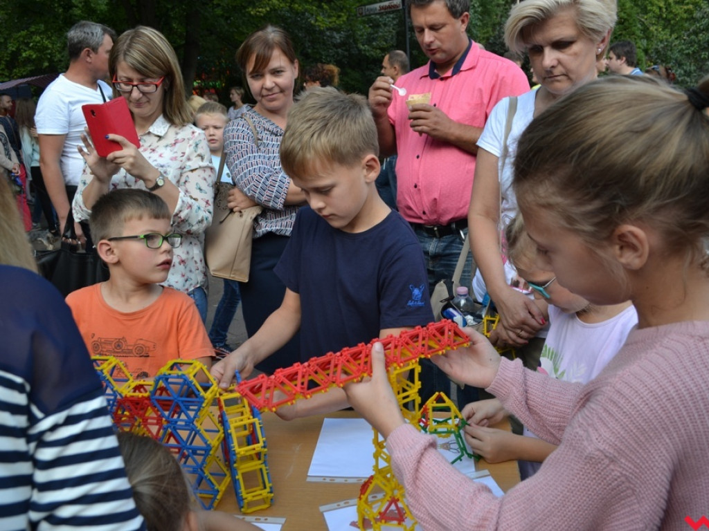 Tak powinny wyglądać lekcje w szkole! Tłumy na pikniku naukowym