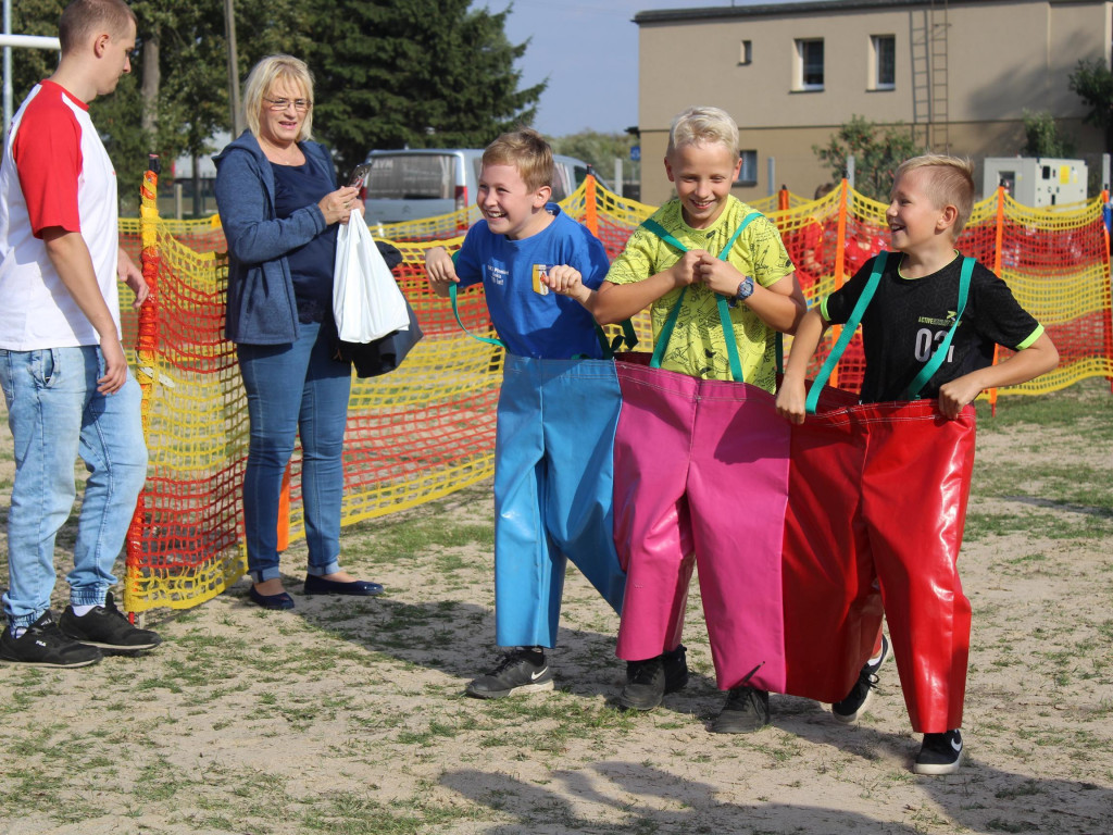 Ekologicznie i sportowo. Słoneczna pogoda przyciągnęła całe rodziny