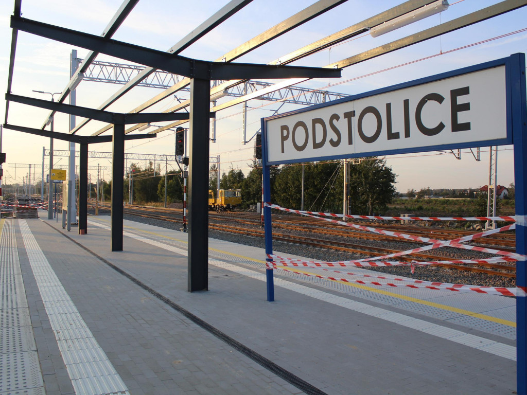 Trwa remont na linii kolejowej E-20. W Podstolicach powstał nowy peron i przejazd kolejowy