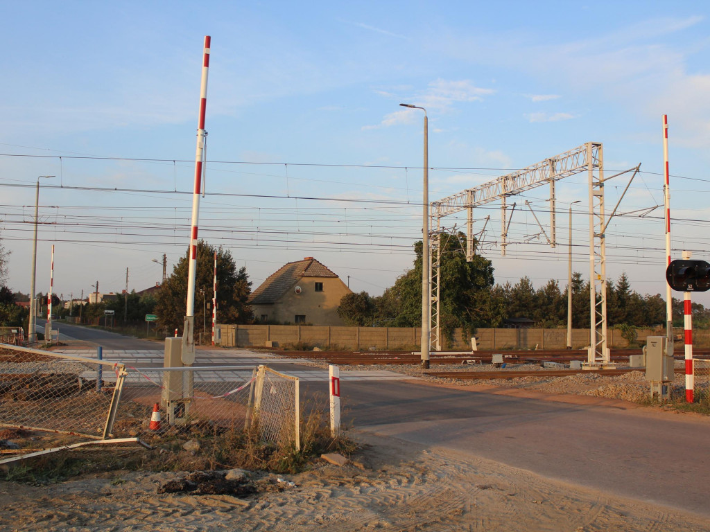 Trwa remont na linii kolejowej E-20. W Podstolicach powstał nowy peron i przejazd kolejowy