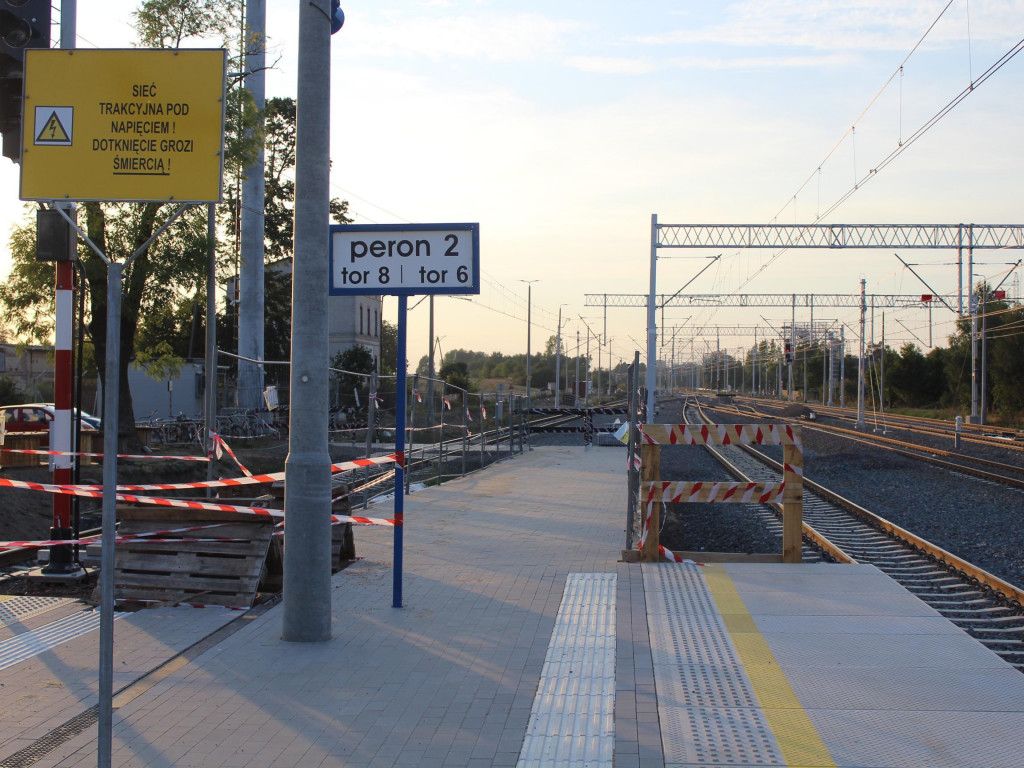 Trwa remont na linii kolejowej E-20. W Podstolicach powstał nowy peron i przejazd kolejowy