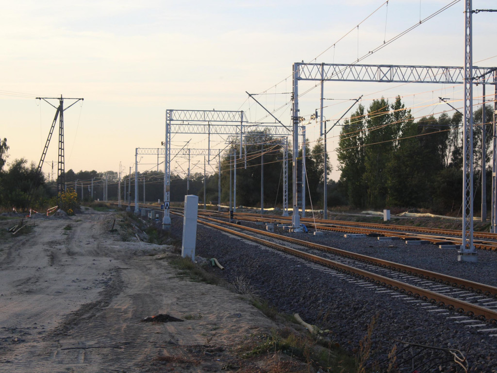 Trwa remont na linii kolejowej E-20. W Podstolicach powstał nowy peron i przejazd kolejowy