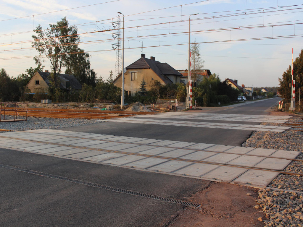 Trwa remont na linii kolejowej E-20. W Podstolicach powstał nowy peron i przejazd kolejowy