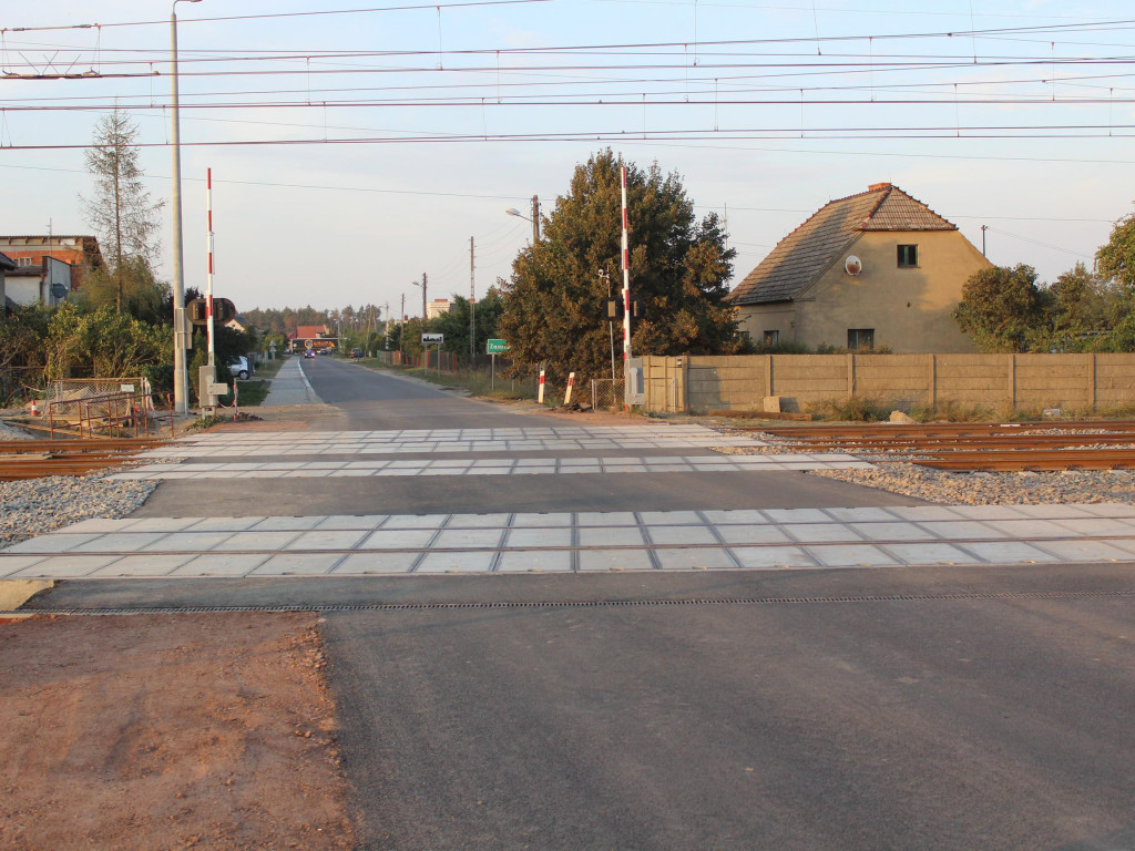 Trwa remont na linii kolejowej E-20. W Podstolicach powstał nowy peron i przejazd kolejowy