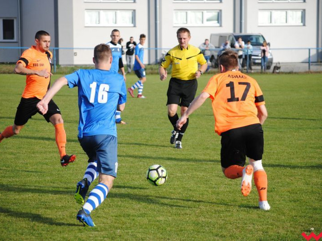 Ciekawy mecz na boisku w Orzechowie. Sparta-Sklejka lepsza w derbach od Orlika