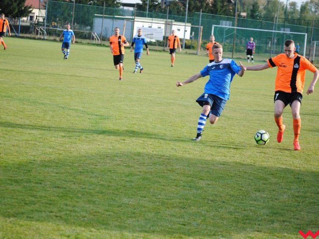 Ciekawy mecz na boisku w Orzechowie. Sparta-Sklejka lepsza w derbach od Orlika