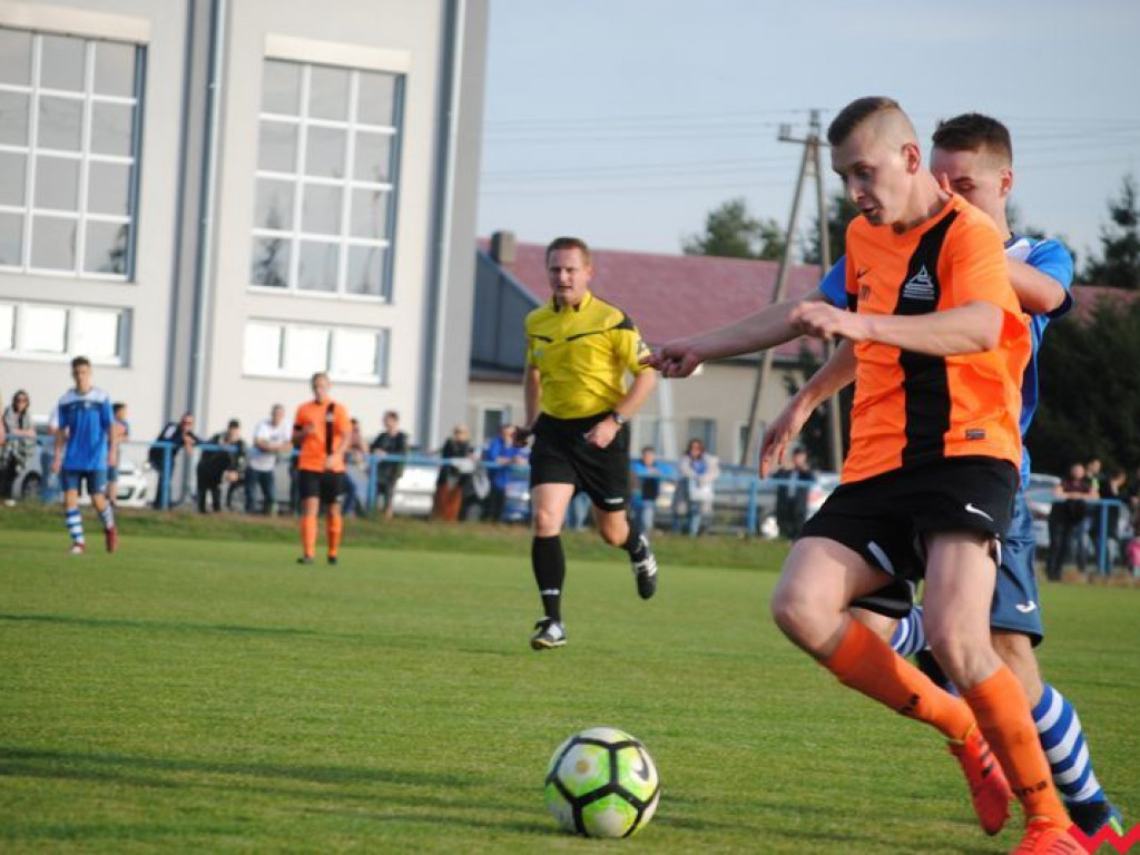 Ciekawy mecz na boisku w Orzechowie. Sparta-Sklejka lepsza w derbach od Orlika