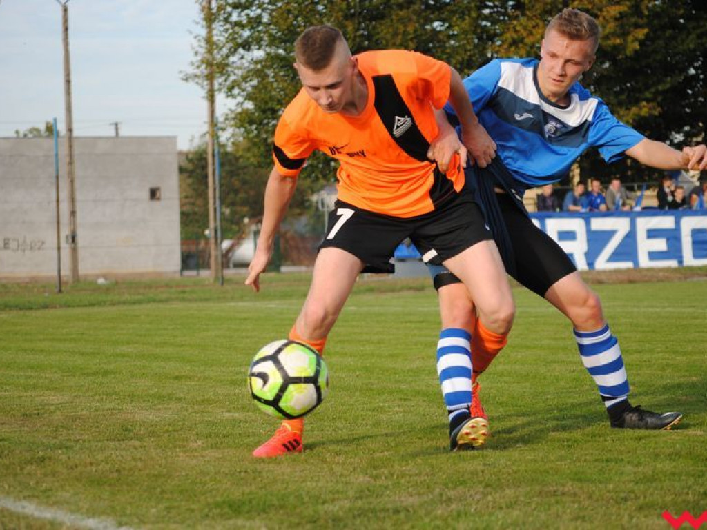 Ciekawy mecz na boisku w Orzechowie. Sparta-Sklejka lepsza w derbach od Orlika