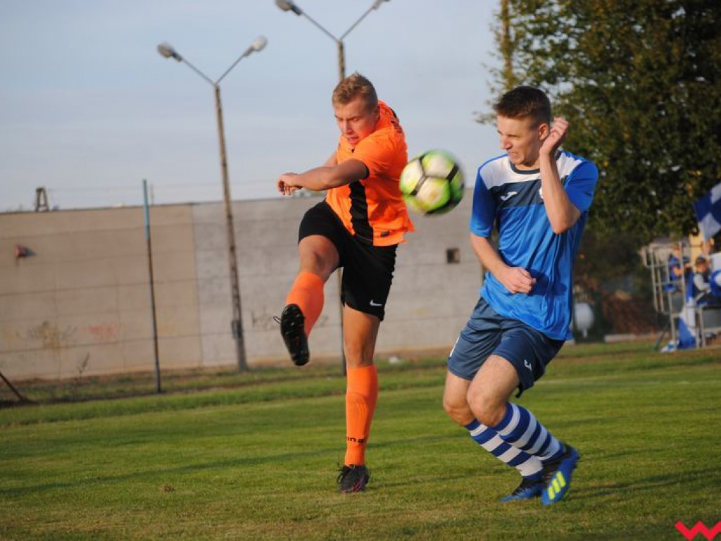 Ciekawy mecz na boisku w Orzechowie. Sparta-Sklejka lepsza w derbach od Orlika