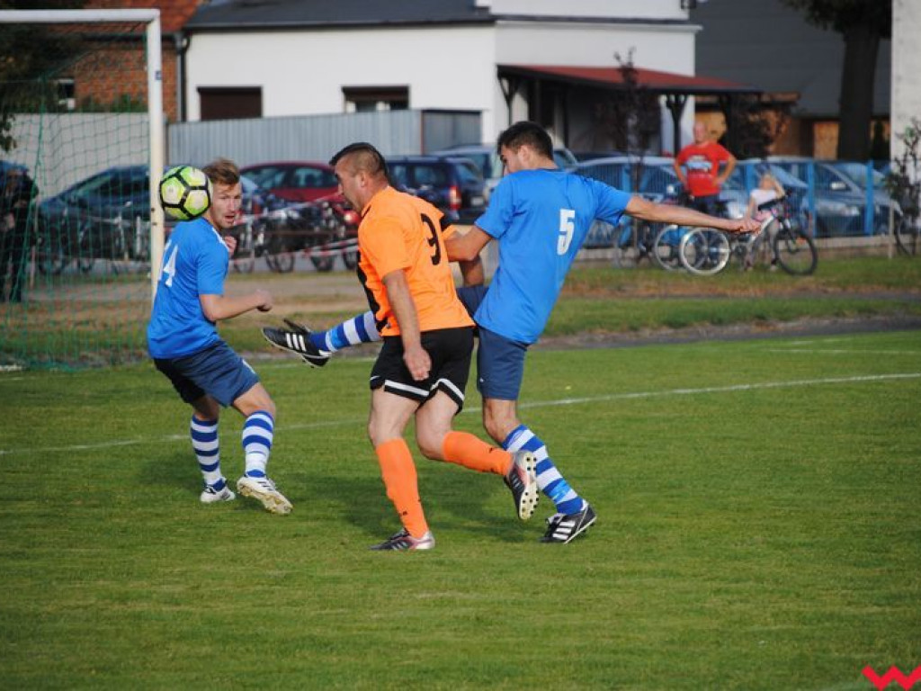 Ciekawy mecz na boisku w Orzechowie. Sparta-Sklejka lepsza w derbach od Orlika