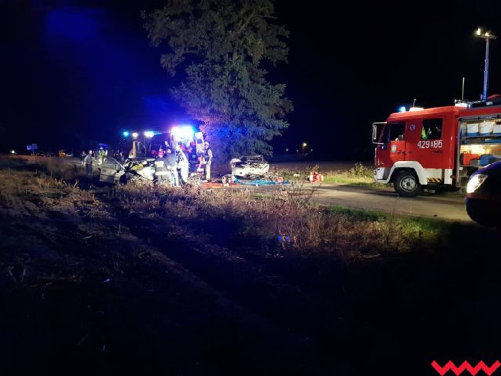 Strażacy musieli rozcinać mocno zniszczone samochody aby wydobyć kierowców