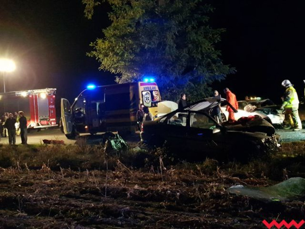 Strażacy musieli rozcinać mocno zniszczone samochody aby wydobyć kierowców