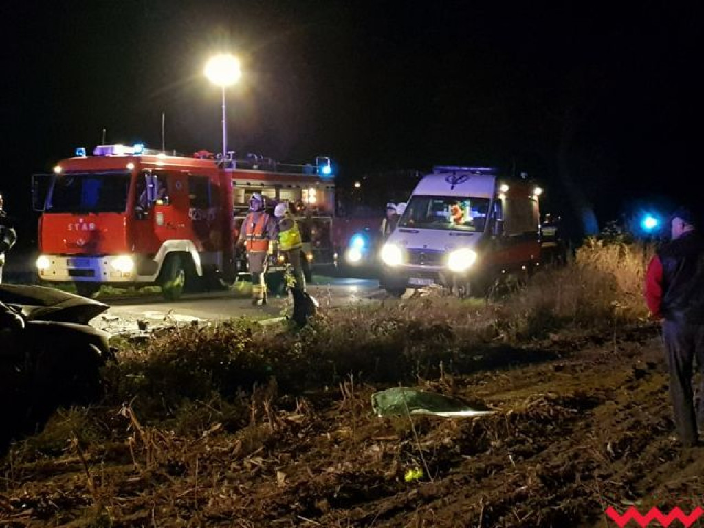 Strażacy musieli rozcinać mocno zniszczone samochody aby wydobyć kierowców