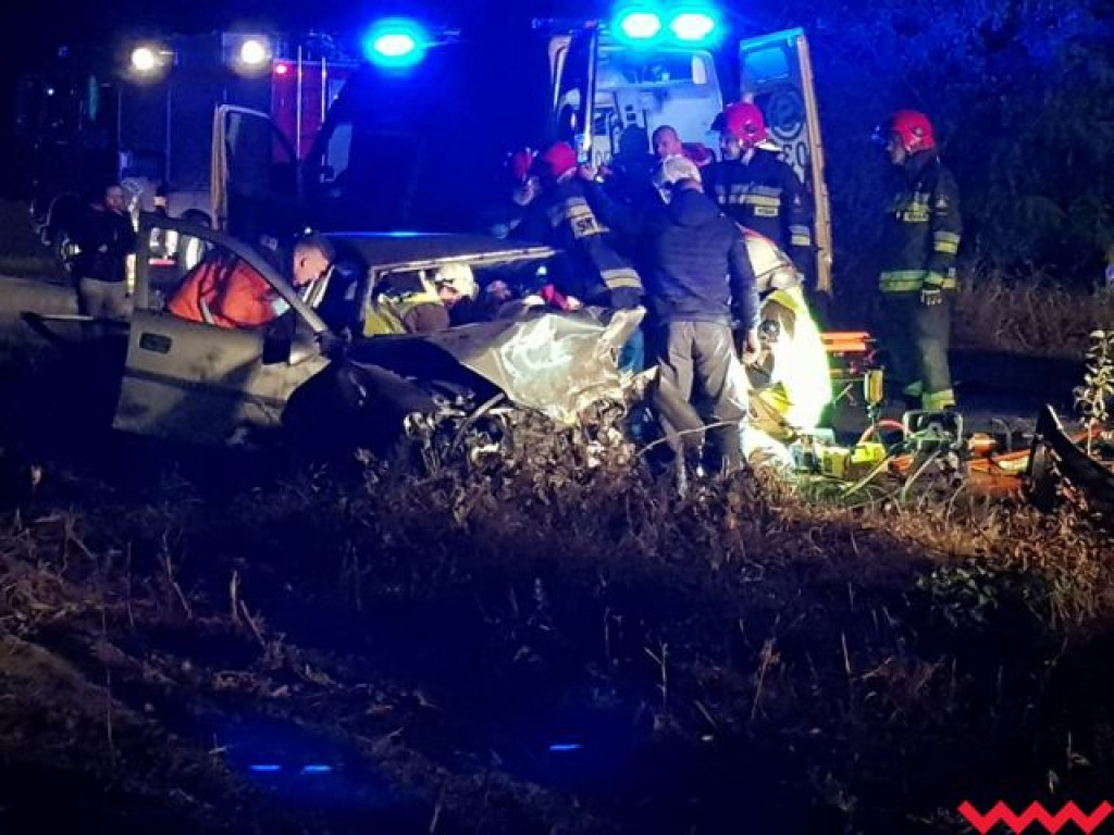 Strażacy musieli rozcinać mocno zniszczone samochody aby wydobyć kierowców