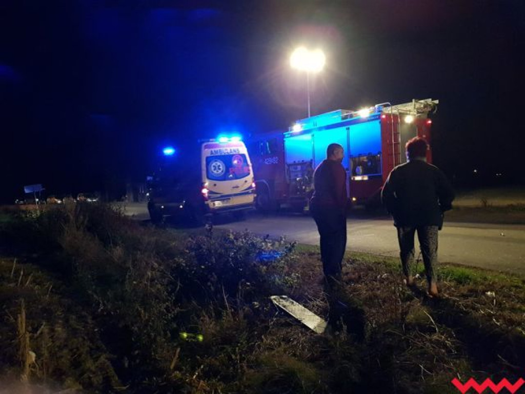 Strażacy musieli rozcinać mocno zniszczone samochody aby wydobyć kierowców