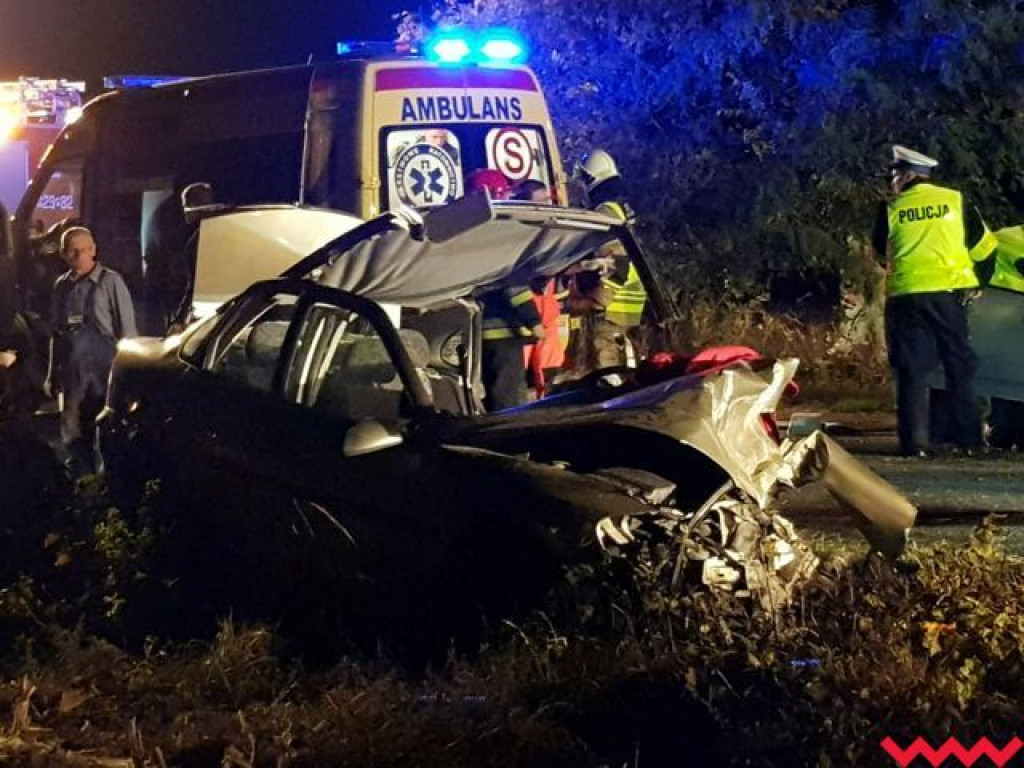 Strażacy musieli rozcinać mocno zniszczone samochody aby wydobyć kierowców