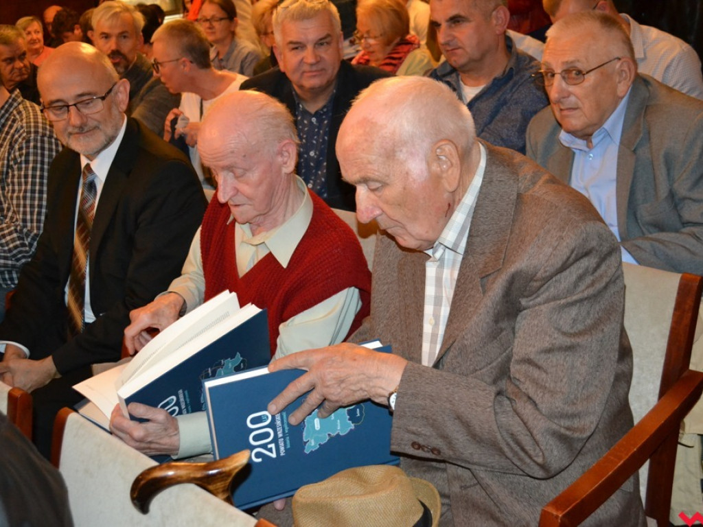 200 lat historii w jednym tomie. Jubileuszowa publikacja powiatu trafiła do rąk czytelników