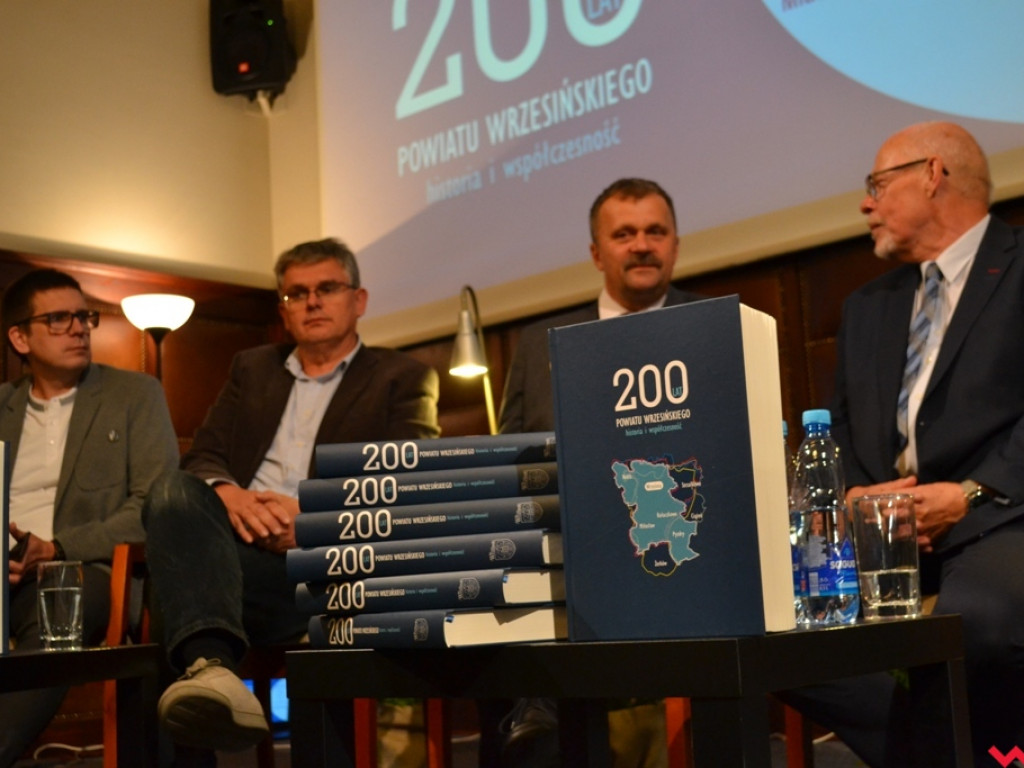 200 lat historii w jednym tomie. Jubileuszowa publikacja powiatu trafiła do rąk czytelników