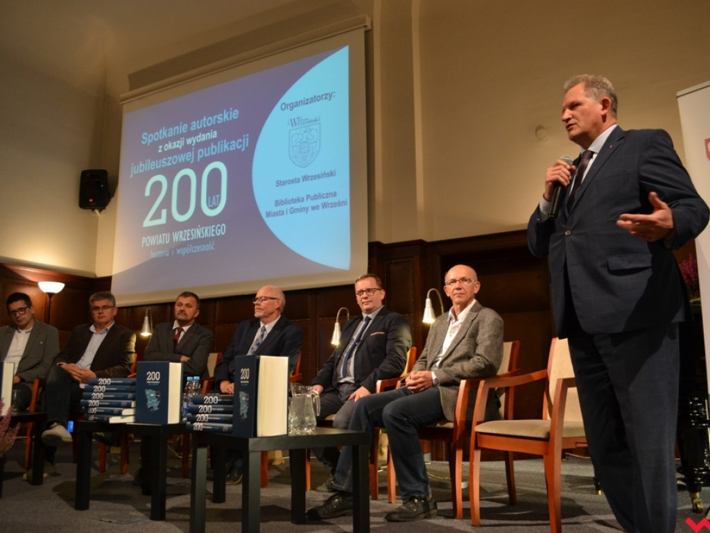 200 lat historii w jednym tomie. Jubileuszowa publikacja powiatu trafiła do rąk czytelników