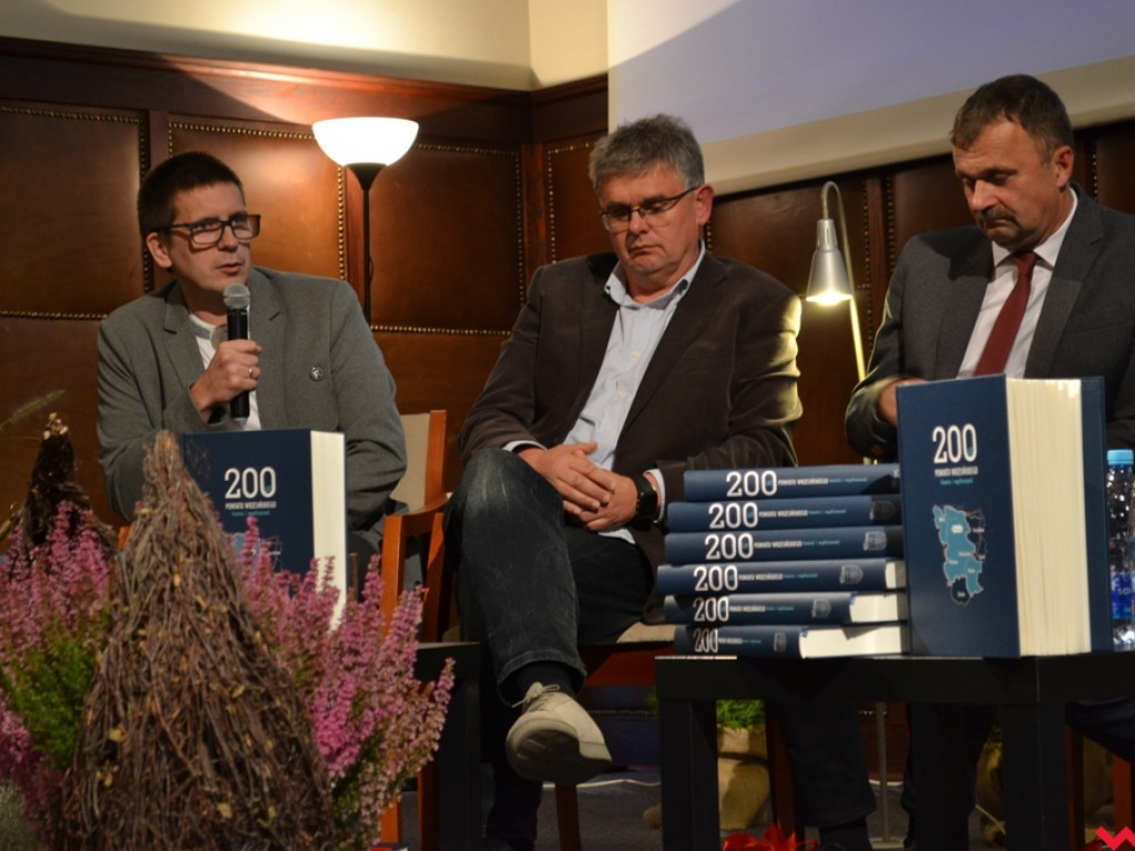 200 lat historii w jednym tomie. Jubileuszowa publikacja powiatu trafiła do rąk czytelników