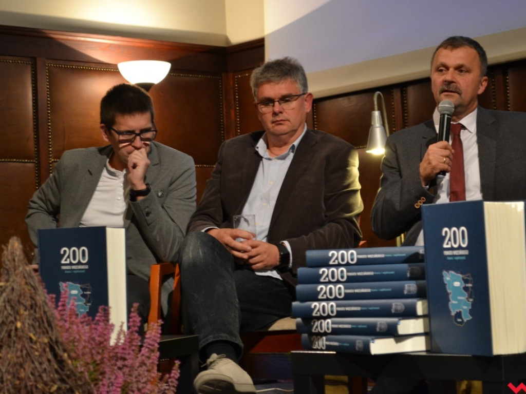 200 lat historii w jednym tomie. Jubileuszowa publikacja powiatu trafiła do rąk czytelników
