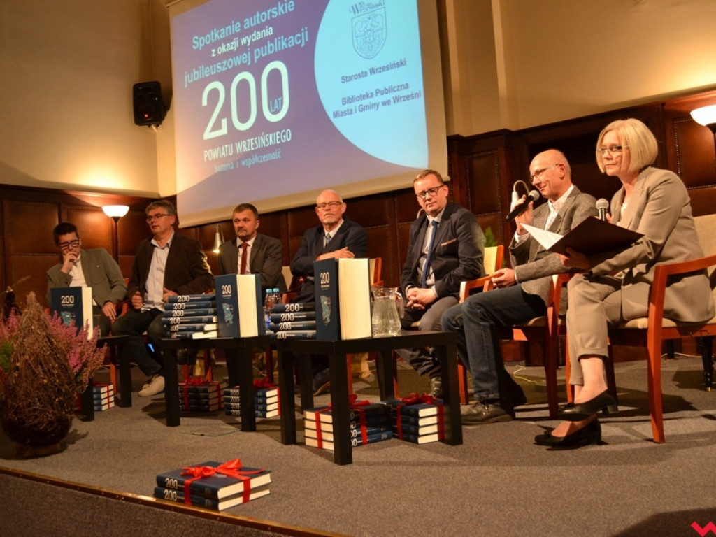 200 lat historii w jednym tomie. Jubileuszowa publikacja powiatu trafiła do rąk czytelników