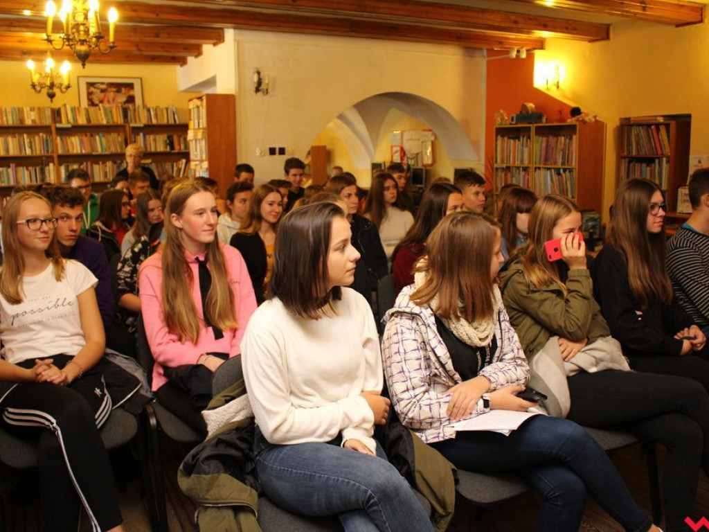 Przedwiośnie na początku jesieni. Narodowe Czytanie w bibilotece
