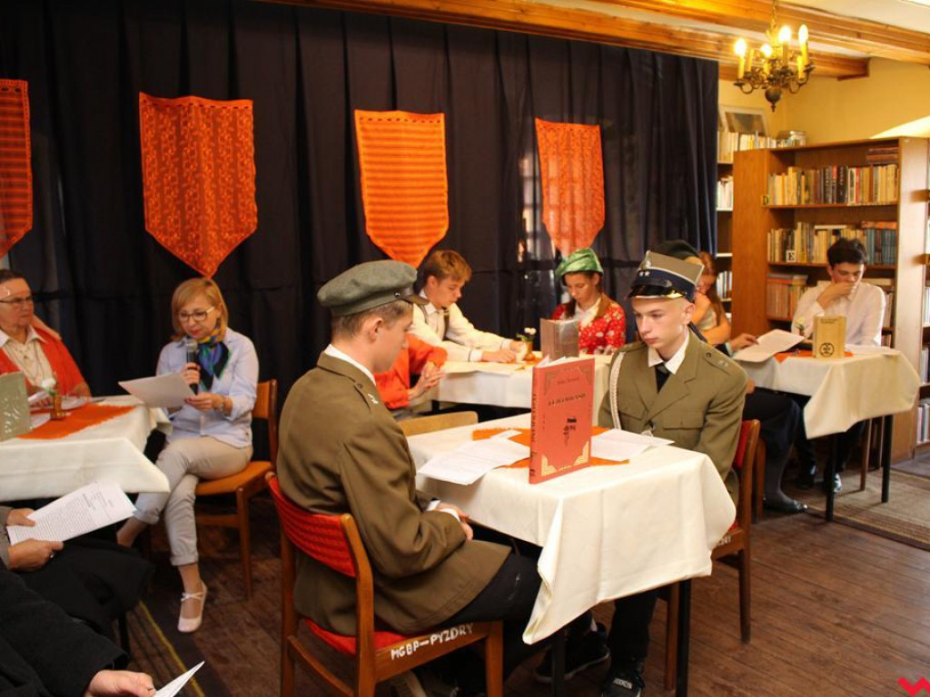 Przedwiośnie na początku jesieni. Narodowe Czytanie w bibilotece