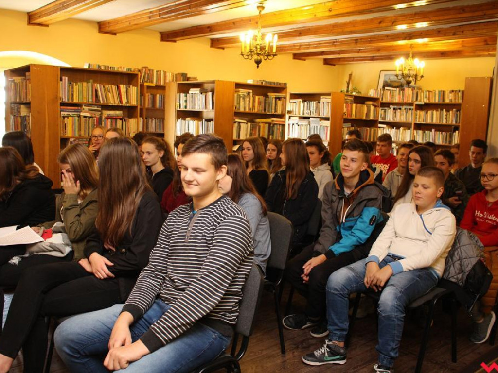 Przedwiośnie na początku jesieni. Narodowe Czytanie w bibilotece