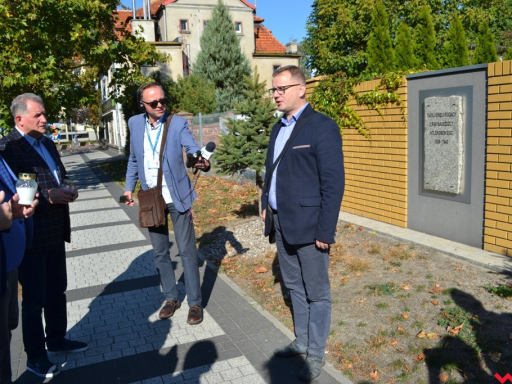 Pamięć o ofiarach wojny ciągle żywa. We Wrześni zapłonęły znicze pamięci