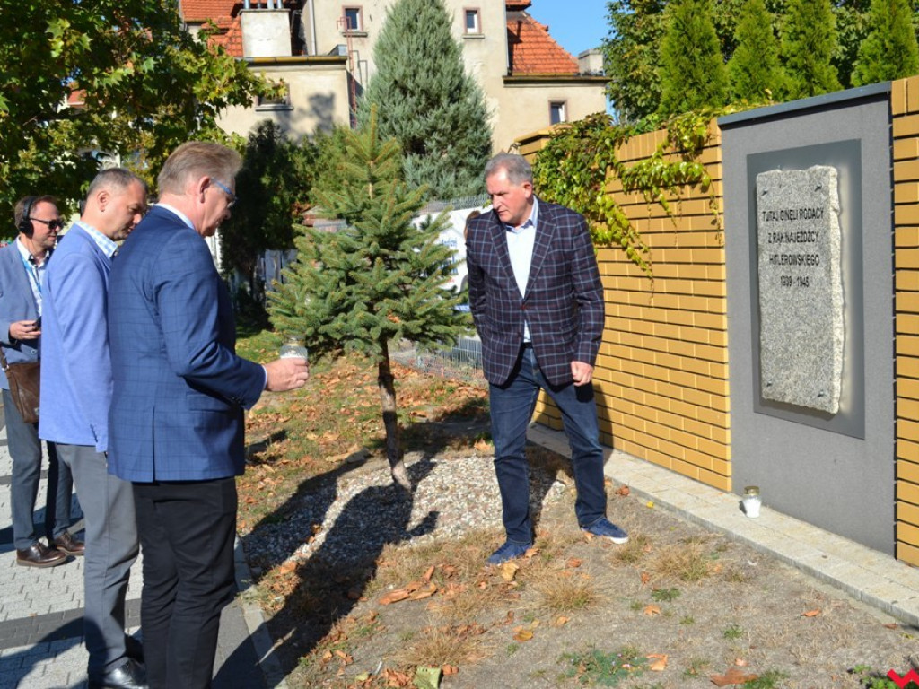 Pamięć o ofiarach wojny ciągle żywa. We Wrześni zapłonęły znicze pamięci