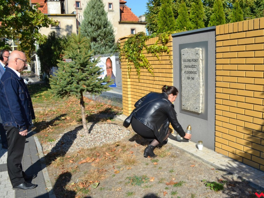 Pamięć o ofiarach wojny ciągle żywa. We Wrześni zapłonęły znicze pamięci