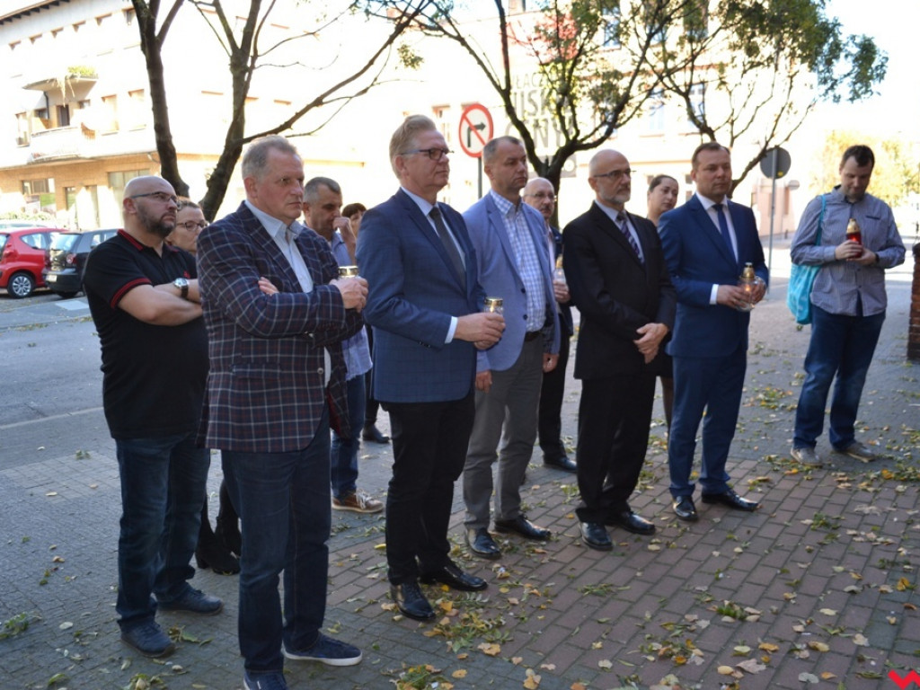 Pamięć o ofiarach wojny ciągle żywa. We Wrześni zapłonęły znicze pamięci