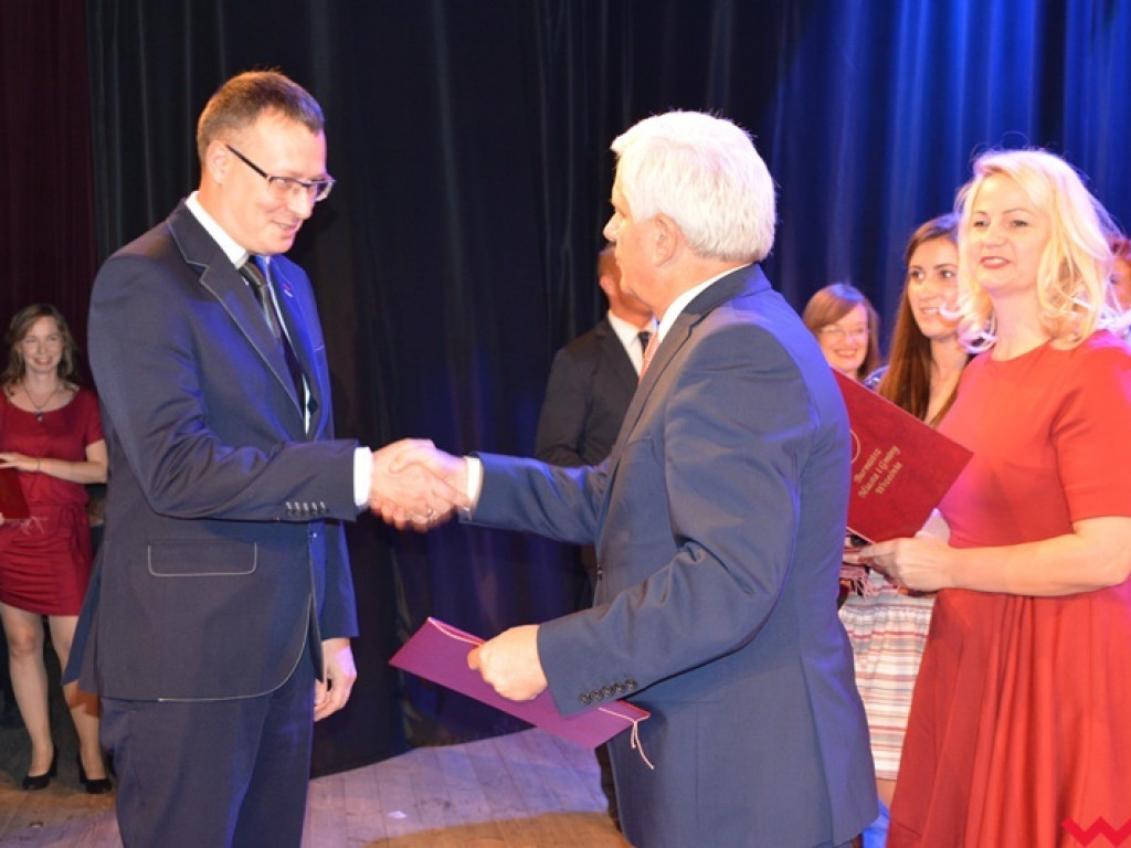 Nauczyciele z gminy Września nagrodzeni z okazji Dnia Edukacji Narodowej