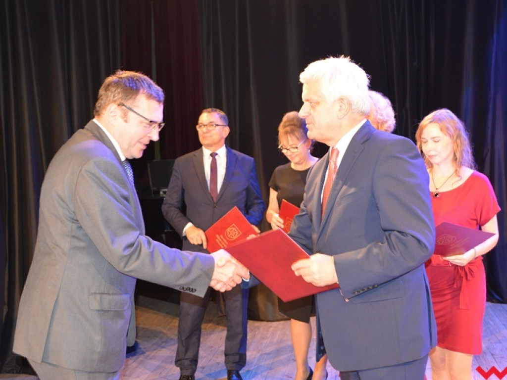 Nauczyciele z gminy Września nagrodzeni z okazji Dnia Edukacji Narodowej