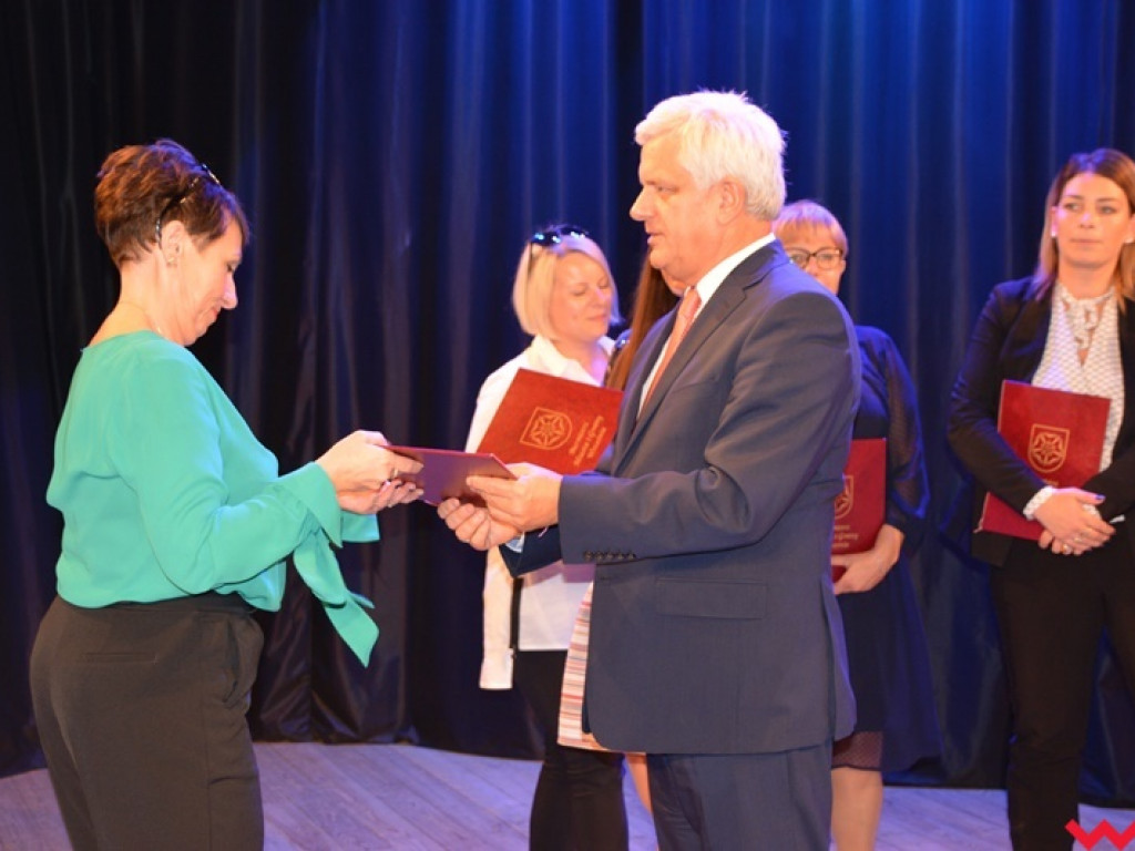 Nauczyciele z gminy Września nagrodzeni z okazji Dnia Edukacji Narodowej