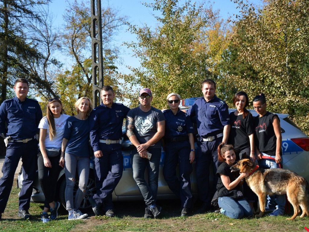 Policjanci zachęcają do adopcji psów z wrzesińskiego schroniska