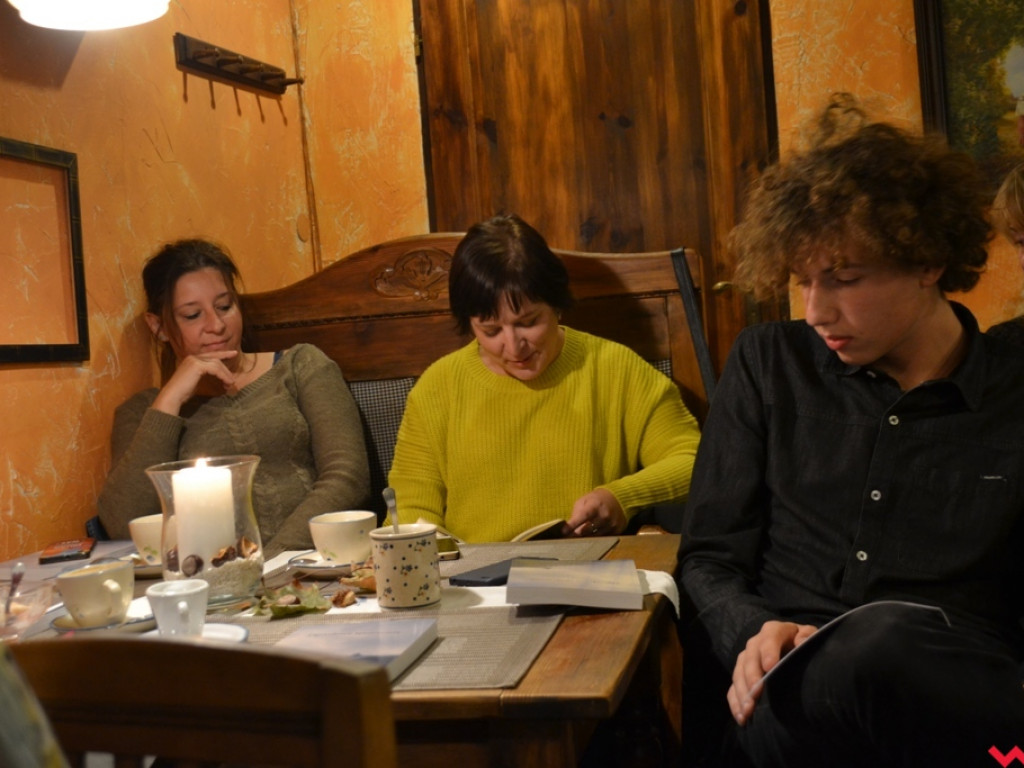 Poeci są wśród nas. Nastrojowy wieczór pełen wierszy wrzesińskich twórców