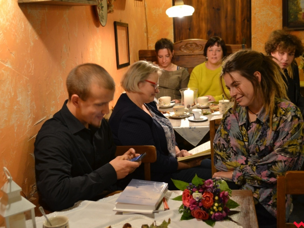 Poeci są wśród nas. Nastrojowy wieczór pełen wierszy wrzesińskich twórców