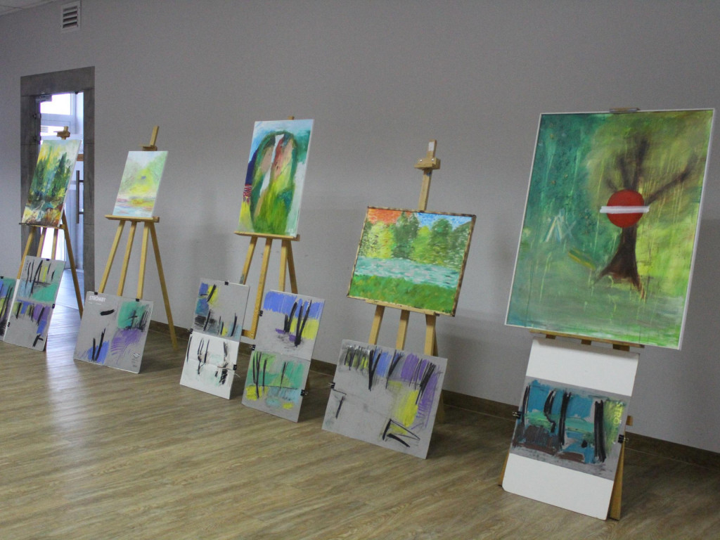 Abstrakcja pokazana na płótnach. Szósty plener malarski został podsumowany