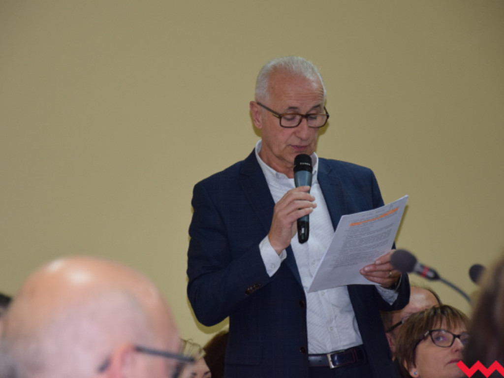 Rzewne pożegnanie radnych powiatowych. Laur starosty dla Grzegorza Kaźmierczaka