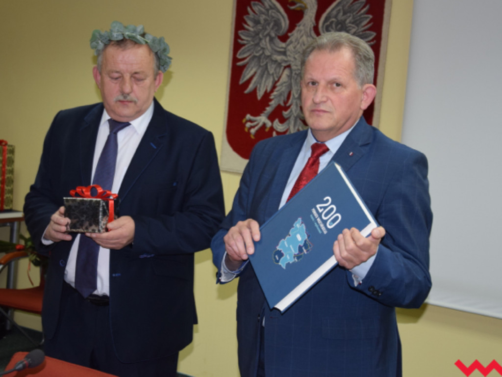 Rzewne pożegnanie radnych powiatowych. Laur starosty dla Grzegorza Kaźmierczaka