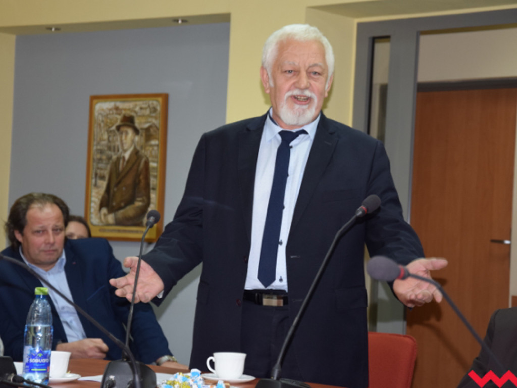 Rzewne pożegnanie radnych powiatowych. Laur starosty dla Grzegorza Kaźmierczaka