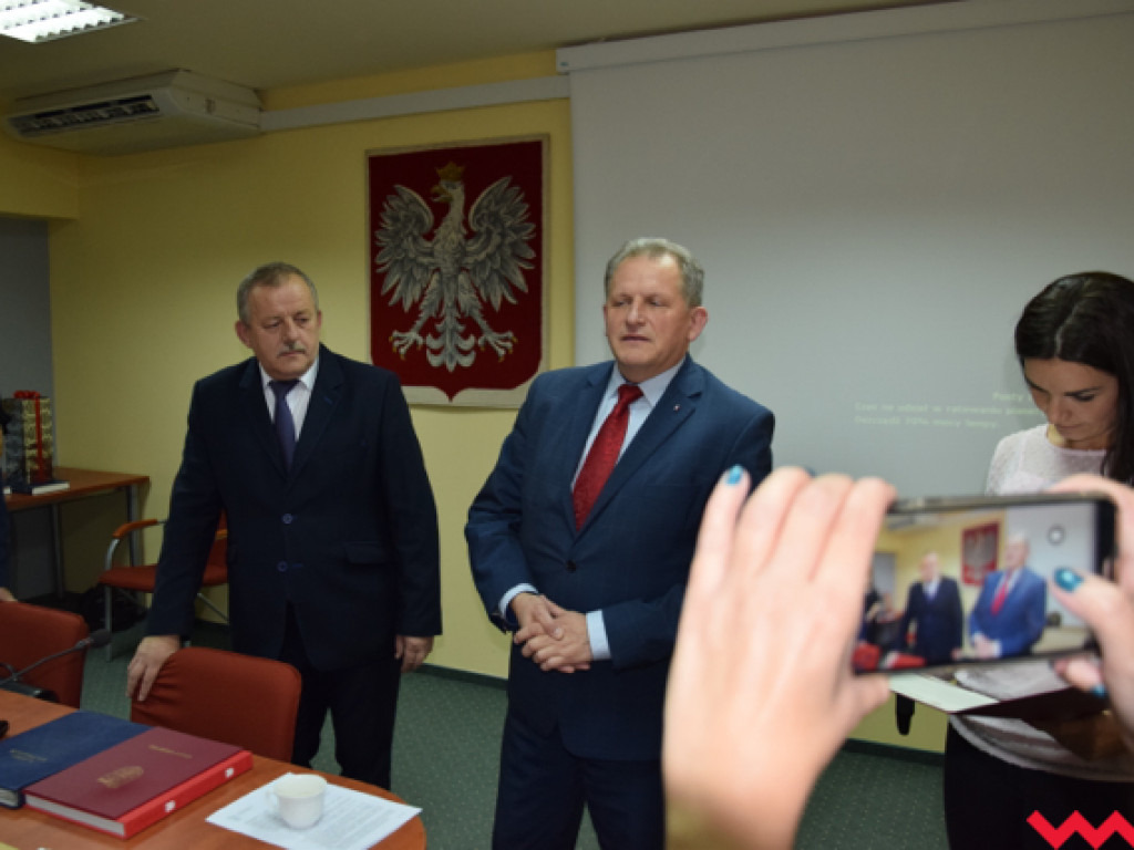 Rzewne pożegnanie radnych powiatowych. Laur starosty dla Grzegorza Kaźmierczaka
