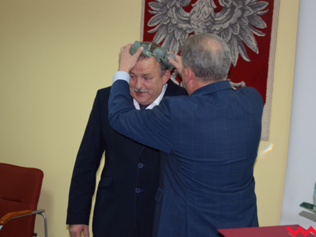 Rzewne pożegnanie radnych powiatowych. Laur starosty dla Grzegorza Kaźmierczaka